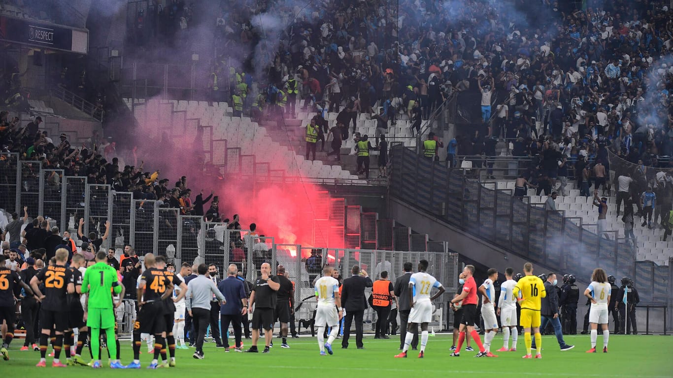 Fans von Galatasaray (l.) und Marseille (r.) attackieren sich gegenseitig: Die Partie in der Europa League musste unterbrochen werden.