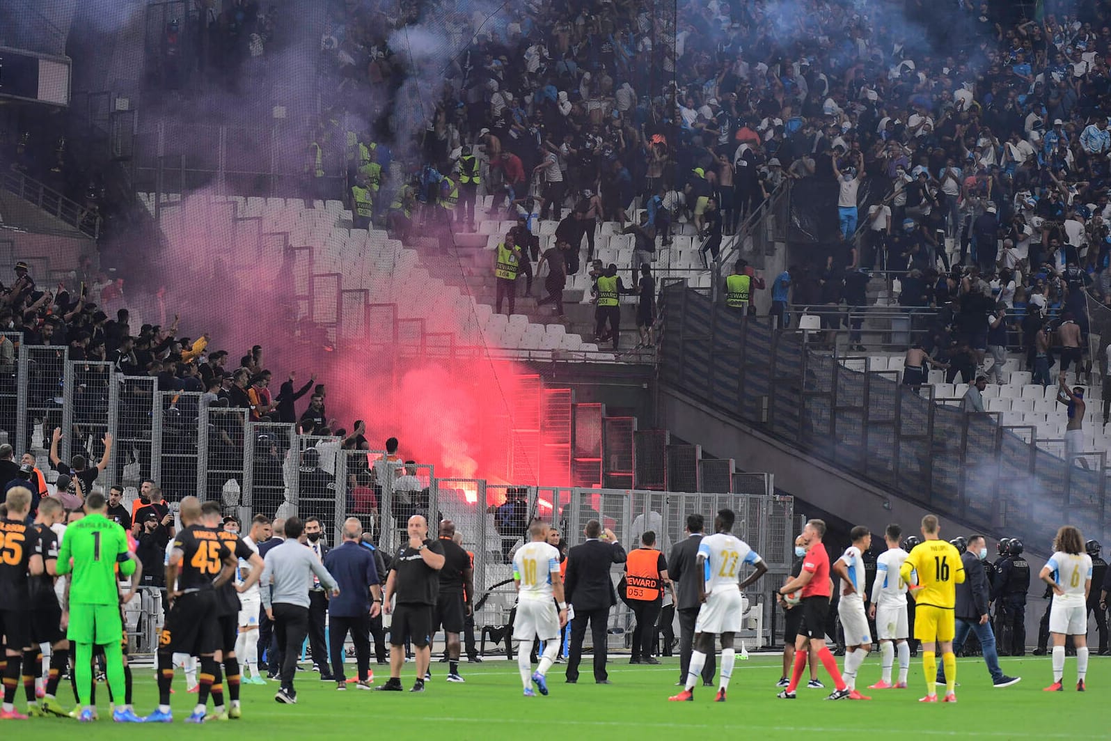 Fans von Galatasaray (l.) und Marseille (r.) attackieren sich gegenseitig: Die Partie in der Europa League musste unterbrochen werden.