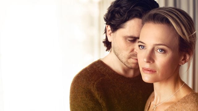 Clara (Josephine Bornebusch) und Peter (Sverrir Gudnason) in einer Szene aus "Einfach Liebe - Onlinedates und Neuanfänge".