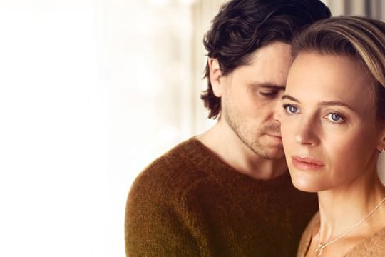 Clara (Josephine Bornebusch) und Peter (Sverrir Gudnason) in einer Szene aus "Einfach Liebe - Onlinedates und Neuanfänge".