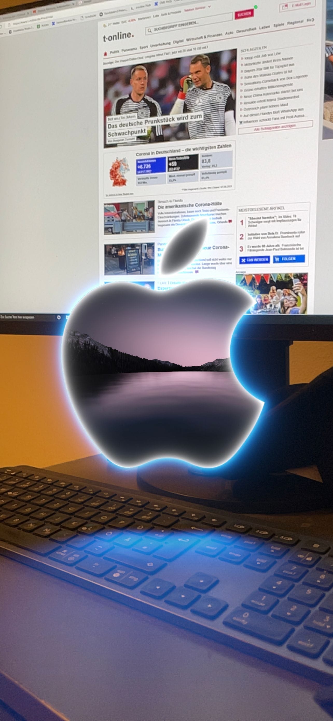 Das Apple-Symbol schwebt im Raum: Die Einladung wartet mit einer "Augmented Reality"-Spielerei auf.