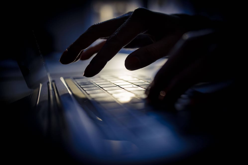 Ein Nutzer an einem Laptop (Symbolbild): Die Server des Bundeswahlleiters wurden Opfer einer Hackerattacke.