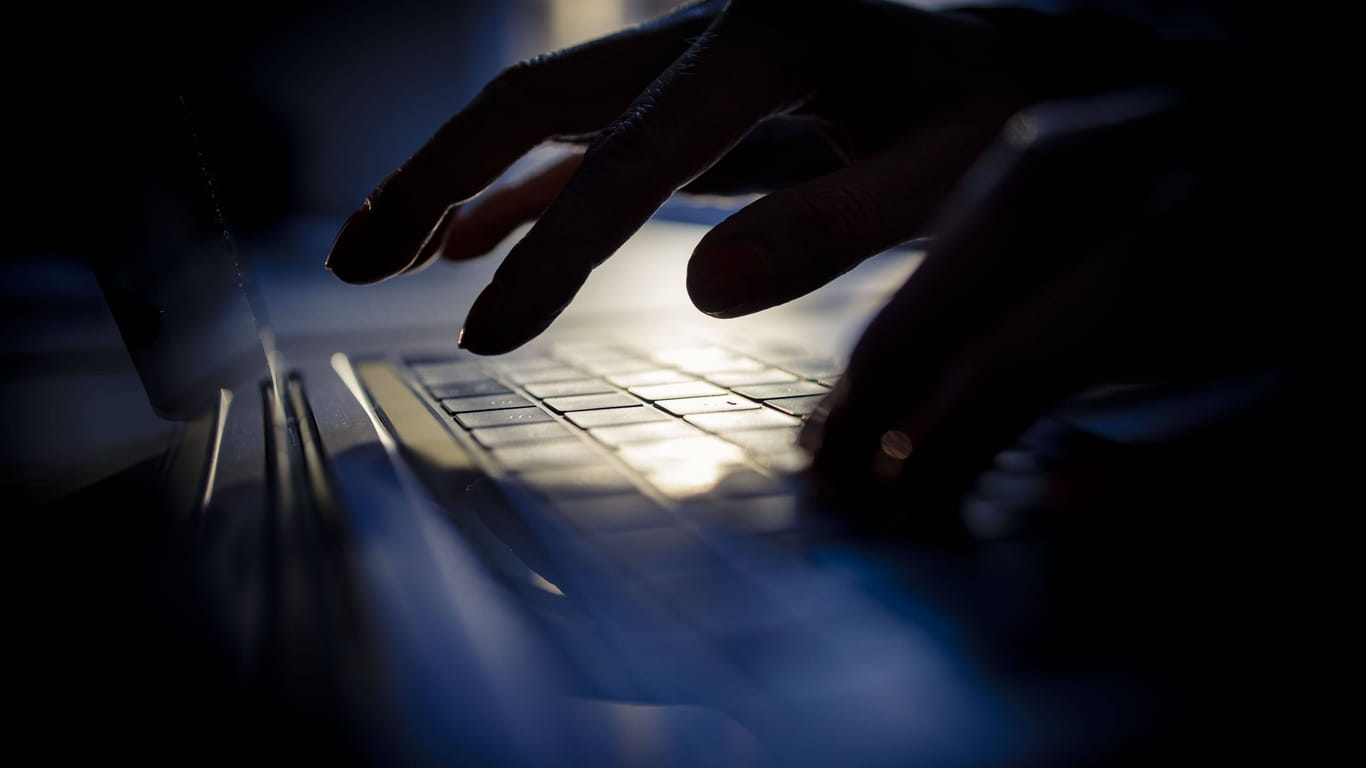 Ein Nutzer an einem Laptop (Symbolbild): Die Server des Bundeswahlleiters wurden Opfer einer Hackerattacke.