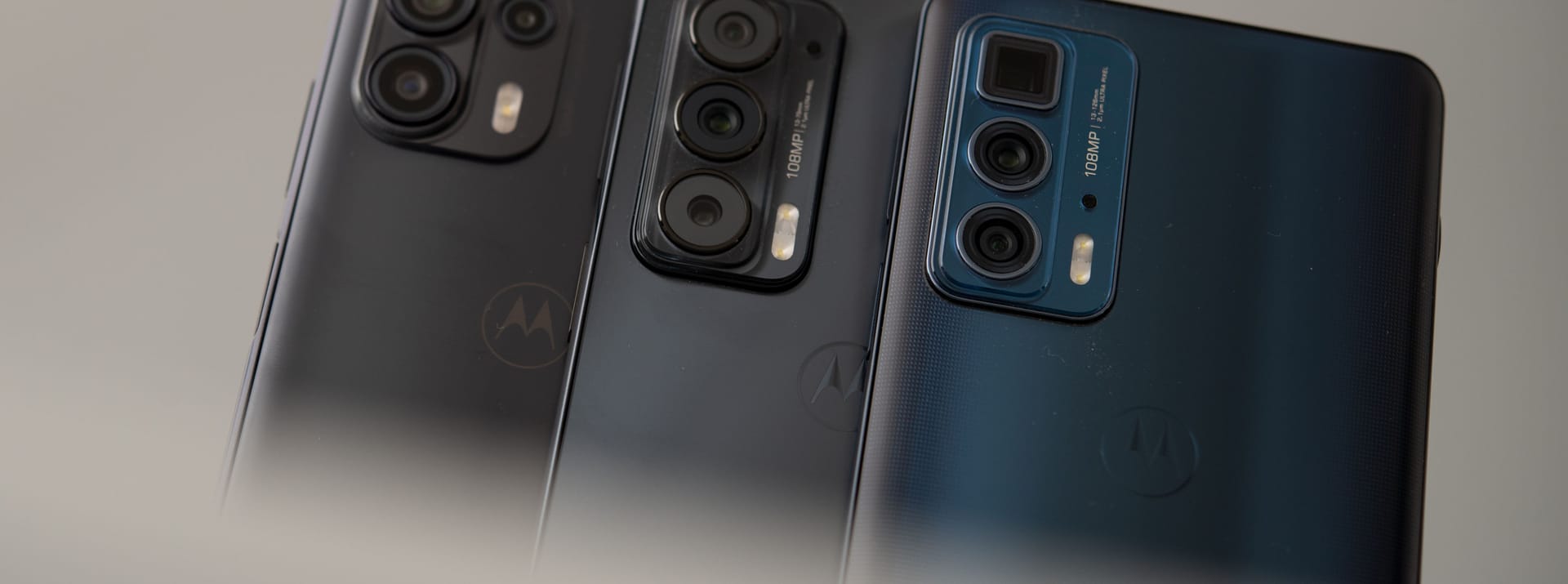 Drei Smartphones für verschiedene Ansprüche: Das Motorola Edge 20 Lite (links), das Edge 20 (Mitte) und das Edge 20 Pro (rechts).