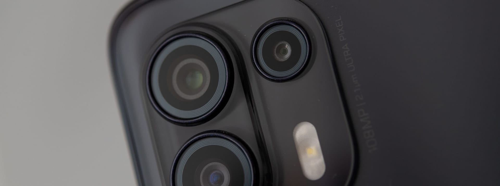 Beim Motorola Edge 20 Lite gibt es neben der Hauptkamera mit 108 Megapixeln noch eine Ultraweitwinkelkamera. Die dritte Linse ist eine Kamera nur für Tiefeninformationen.