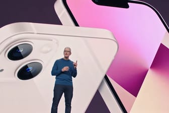 Tim Cook zeigt die neuen IPhones: Apple hat neue Produkte vorgestellt.