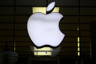 Das Logo von Apple (Symbolbild): Das Unternehmen vertagt eine umstrittene Maßnahme.