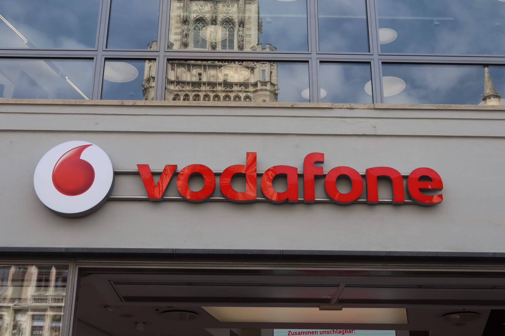 Das Logo von Vodafone: Der Provider informiert über Internet-Ausfälle.