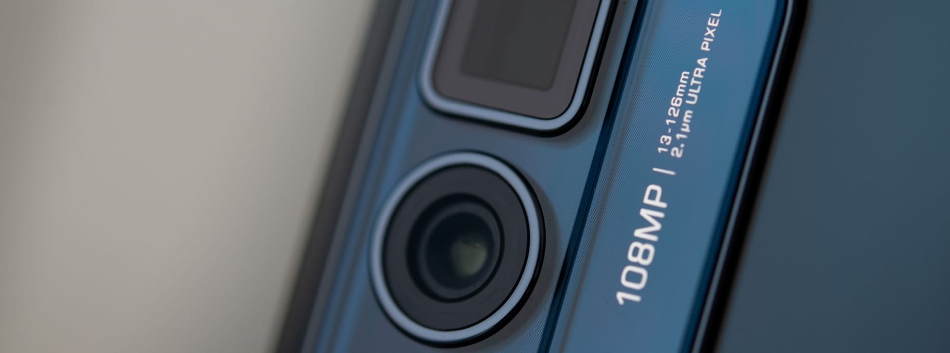 Die Telekamera des Motorola Edge 20 Pro leitet das Licht um die Ecke auf den Sensor, um die nötige Brennweite für fünffache Vergrößerung zu bekommen.