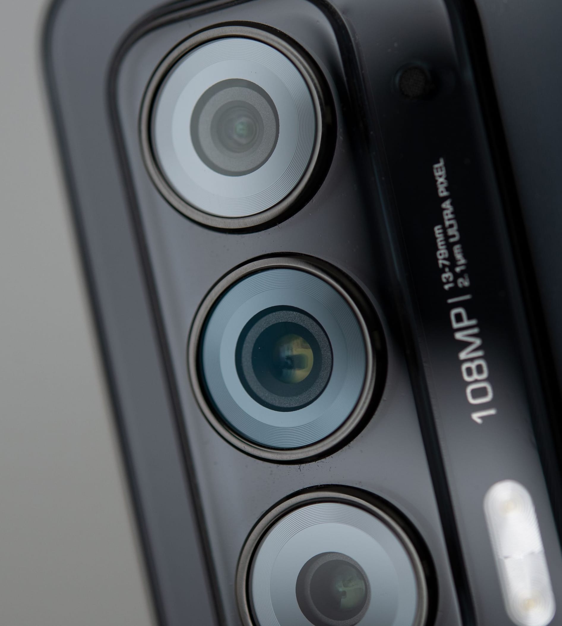 Das Motorola Edge 20 hat eine Dreifachkamera mit Tele-, Weitwinkel- und Ultraweitwinkelobjektiv.