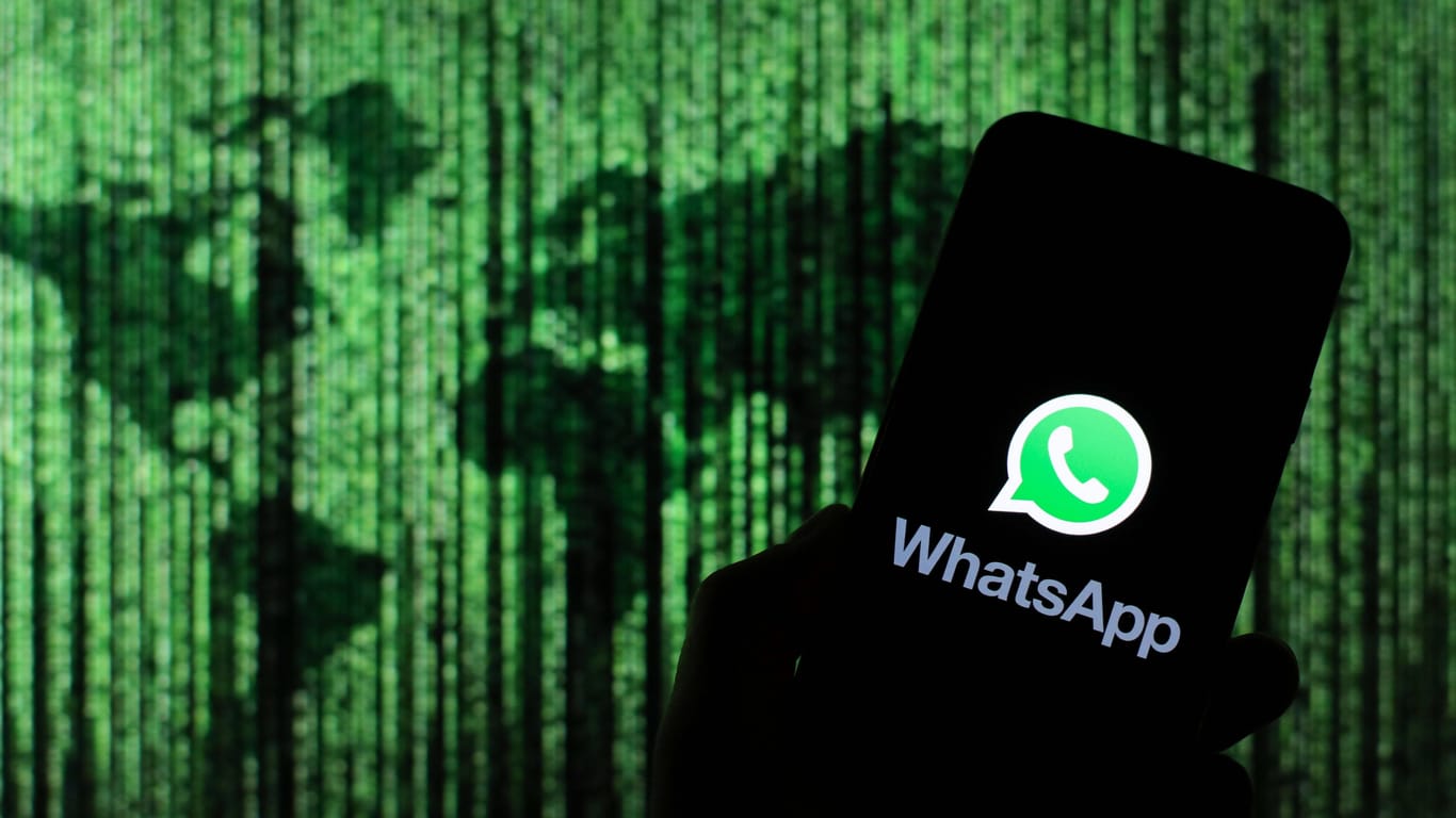 Das Logo von WhatsApp auf einem Smartphone: Back-ups von WhatsApp-Chats soll man bald verschlüsseln können.
