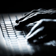 Ein Mann an einem Rechner (Symbolbild): Experten warnen vor dem Trojaner QuakBot.