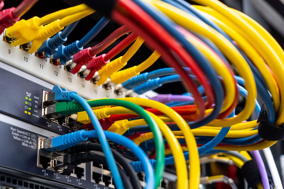 Kabel an einem Server (Symbolbild): Die Unesco fordert schnelles Internet für alle Bevölkerungsgruppen.