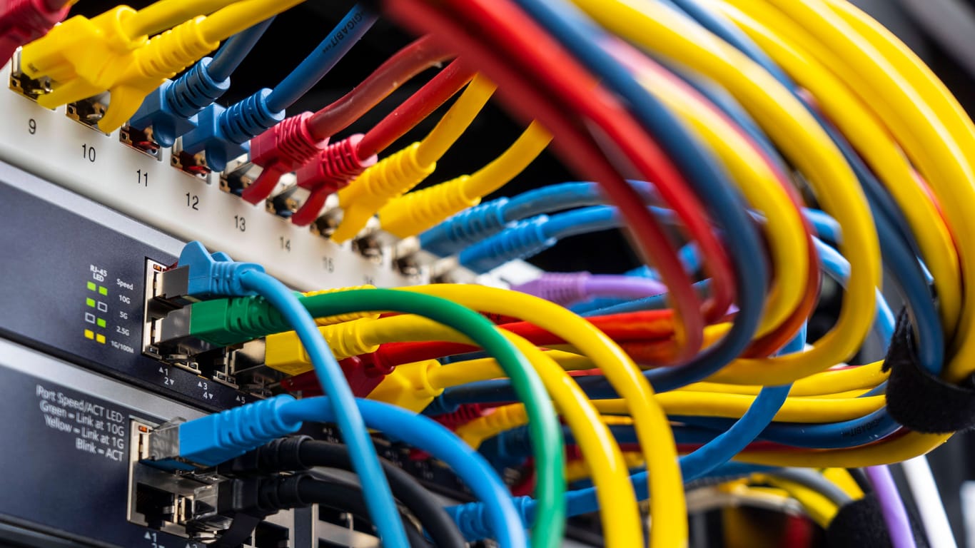 Kabel an einem Server (Symbolbild): Die Unesco fordert schnelles Internet für alle Bevölkerungsgruppen.