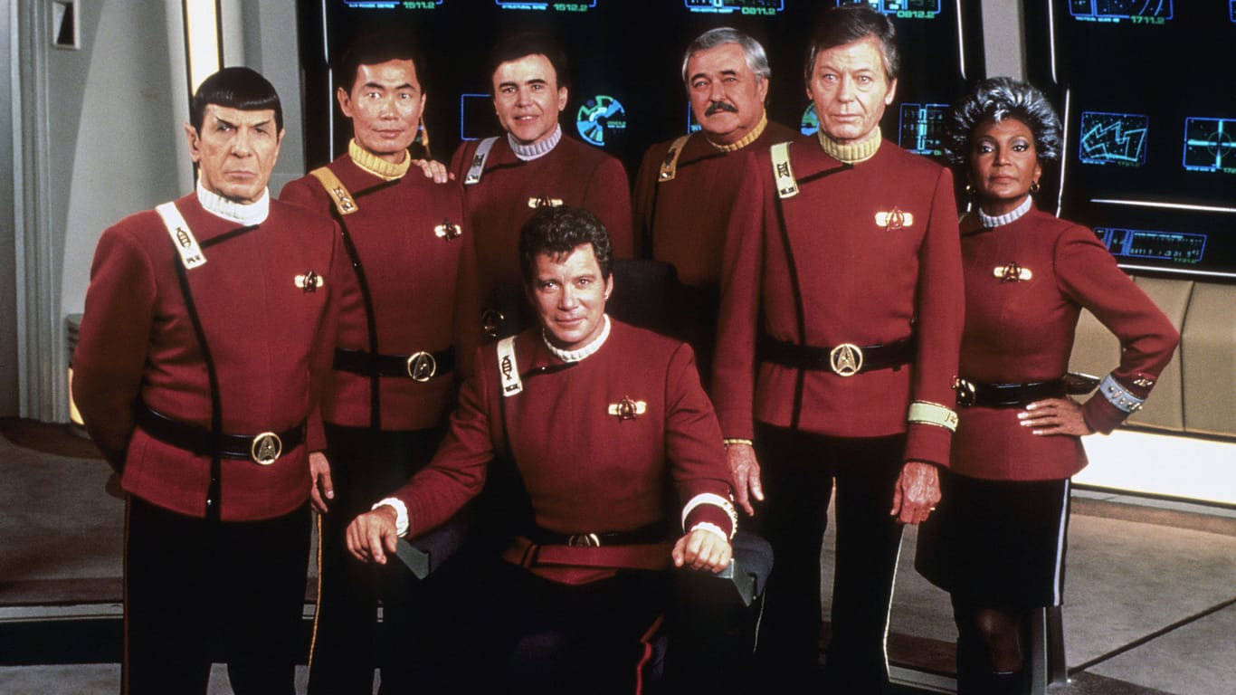 Die Crew der Raumschiff Enterprise: Spock (Leonard Nimoy), Sulu (George Takei), Scotty (James Doohan), Dr. McCoy (DeForest Kelley), Uhura (Nichelle Nichols) und Captain Kirk (William Shatner).