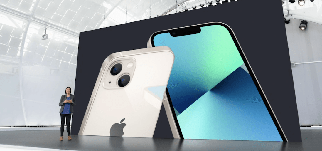 Als letztes kommen die neuen iPhones. Zuerst das iPhone 13. Das Design ähnelt den Vorgängern, die Notch ist jedoch etwas schmaler.