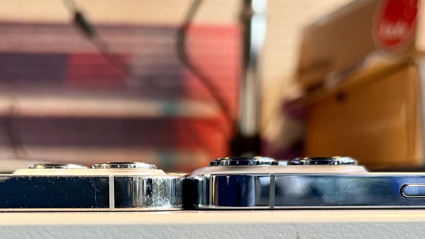 Sowohl die Kameraauswölbung als auch das Gehäuse des iPhone 13 Pro selbst fallen übrigens einen Tick dicker aus, als beim Vorjahresmodell (links).