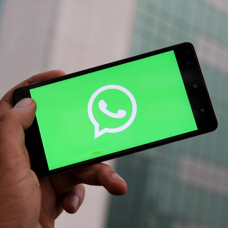 Das Logo von WhatsApp auf einem Smartphone (Symbolbild): Der Messenger bekommt regelmäßig neue Funktionen.