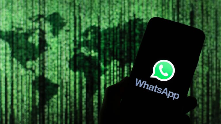 Das Logo von WhatsApp auf einem Smarthone: Das Unternehmen kann bestimmte private Nachrichten lesen.