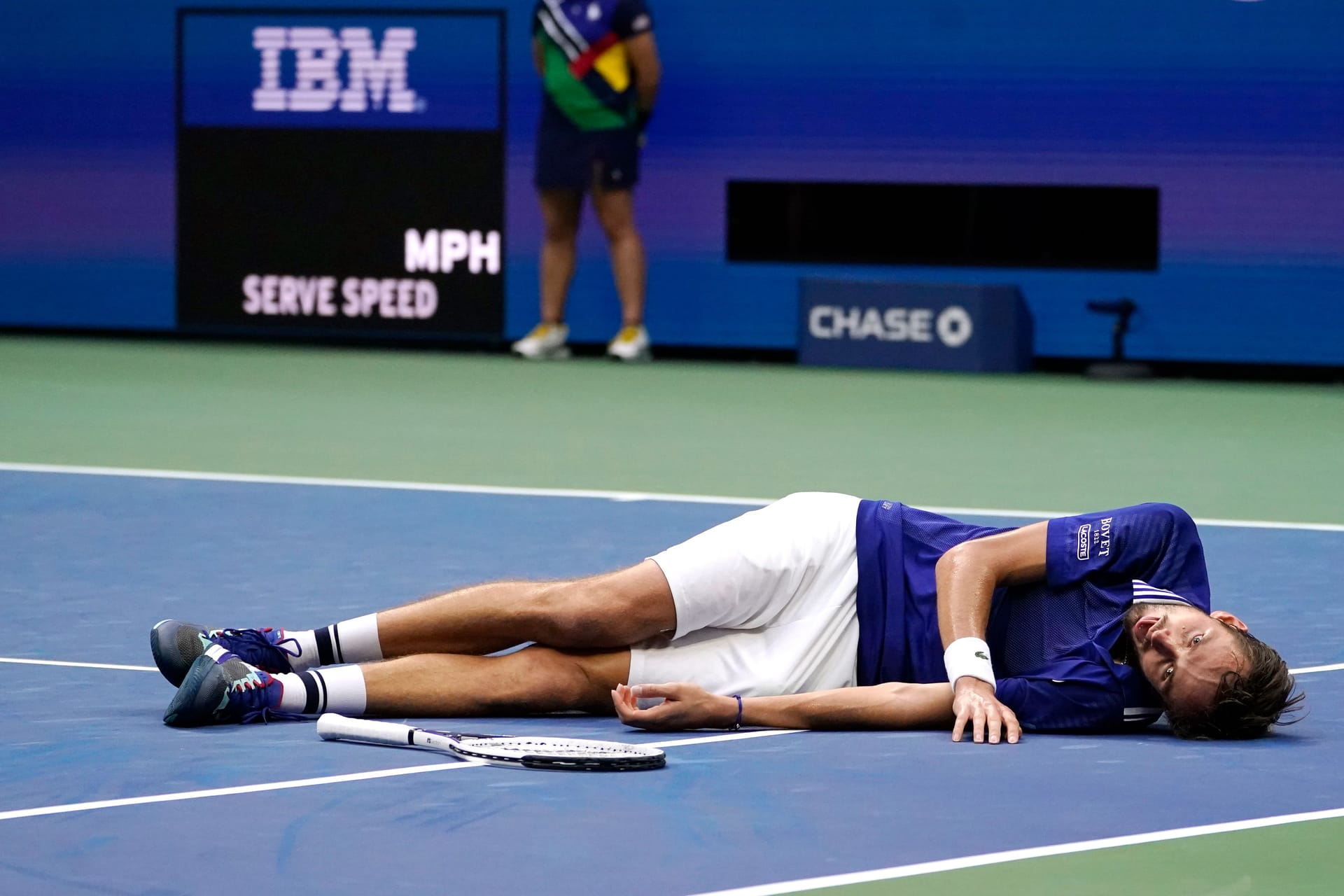 Daniil Medwedew liegt auf dem Platz, nachdem er Djokovic besiegt hat: Der Tennis-Star ist Fan des Spiels "FIFA".