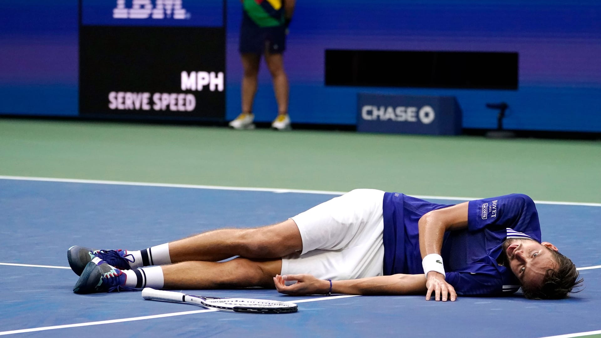 Daniil Medwedew liegt auf dem Platz, nachdem er Djokovic besiegt hat: Der Tennis-Star ist Fan des Spiels "FIFA".