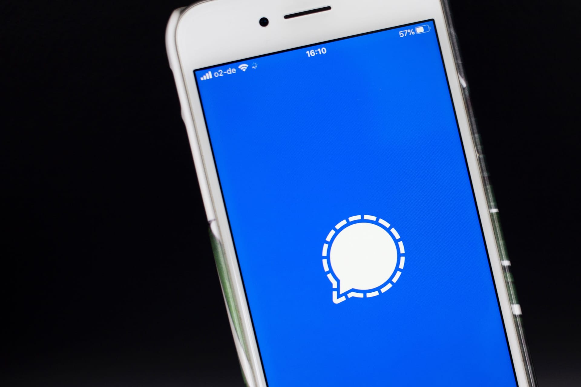 Das Logo von Signal auf einem Smartphone (Symbolbild): Der Messenger bekommt regelmäßig neue Funktionen.