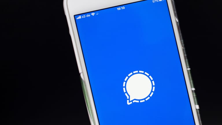 Das Logo von Signal auf einem Smartphone (Symbolbild): Der Messenger bekommt regelmäßig neue Funktionen.