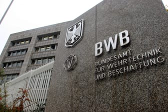 Bundesamt für Wehrtechnik und Beschaffung (BWB) in Koblenz: Die Behörde lässt antiquierte Funkgeräte für Hunderte Millionen Euro nachbauen.