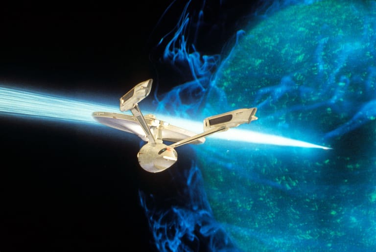 Kurz vor Ende der ersten Folge gibt Kirk den Befehl, auf "Warp 1" zu gehen, um so den Orbit des Planeten zu verlassen. Das Star-Trek-Wiki "Memory Alpha" definiert Warp als "Überlichtgeschwindigkeit". Dass ein Raumschiff so beschleunigen könnte, ist laut Vogel nach aktuellem Stand aber undenkbar. Er verweist auf Einsteins Relativitätstheorie: "Es ist demnach nicht möglich, schneller als das Licht zu sein."