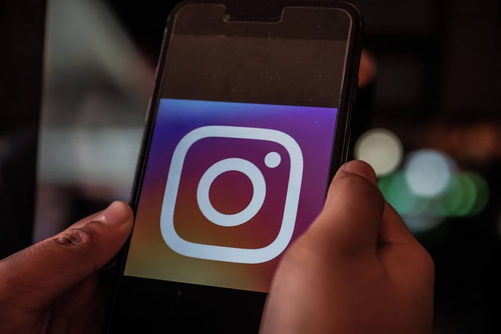 Das Logo von Instagram auf einem Smartphone: Der Foto-Dienst schadet jungen Mädchen.