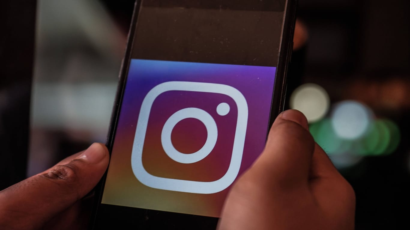 Das Logo von Instagram auf einem Smartphone: Der Foto-Dienst schadet jungen Mädchen.