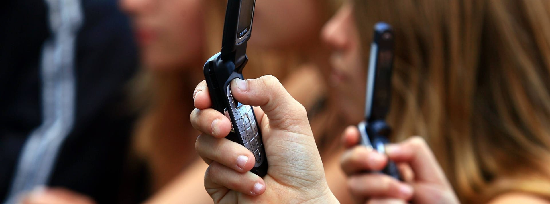 Mit dem "Communicator" – ein Gerät, das einem Klapphandy ähnelt – konnte sich die Besatzung untereinander verständigen. In den 1960er Jahren war das noch Utopie, heute hat fast jeder Deutsche ein mobiles Telefon. "Da kann man einen Haken dran machen", erklärt Vogel. Die goldene Ära der Smartphones startete sogar mit einem gleichnamigen Modell. Der "Nokia 9000 Communicator" kam 1996 fast genau 30 Jahre nach Ausstrahlung der ersten "Star Trek"-Folge in den Handel.