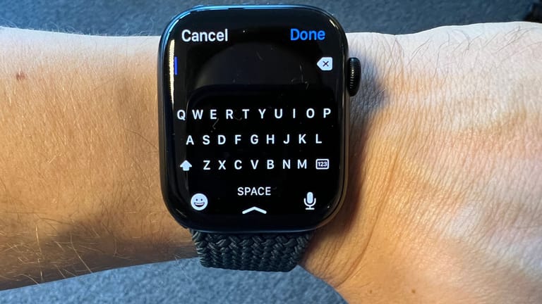 Derzeit ist die Bildschirmtastatur auf der Apple Watch nur in englischer Sprache verfügbar.