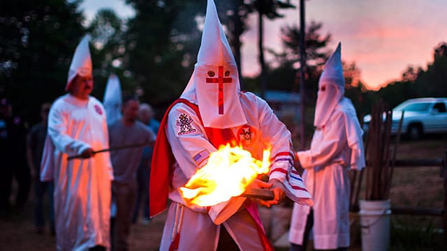 Mitglieder der Rebel Brigade Knights des Ku-Klux-Klan bei einer Zeremonie den USA. Mitglieder der Rebel Brigade Knights des Ku-Klux-Klan bei einer Zeremonie den USA.