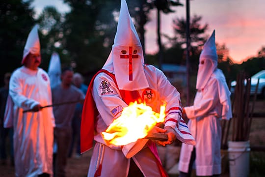 Mitglieder der Rebel Brigade Knights des Ku-Klux-Klan bei einer Zeremonie den USA.