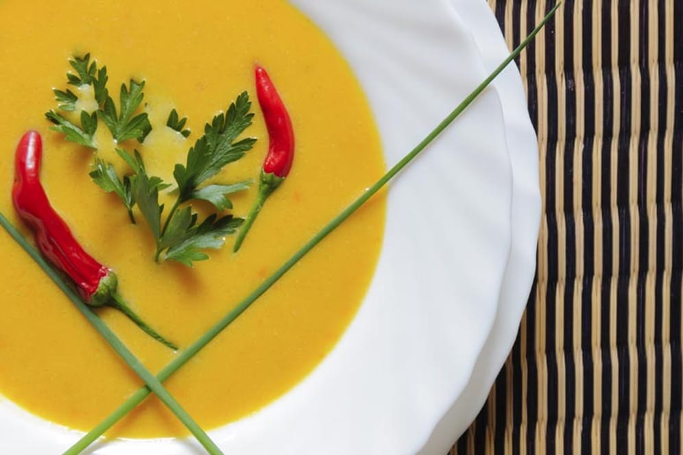 Suppe: Chilis regen die Durchblutung der Schleimhäute an, die damit besser gegen Keime gerüstet sind.