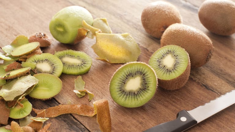 Kiwi: Ob mit oder ohne Messer – die Früchte lassen sich mit der richtigen Technik leicht schälen.