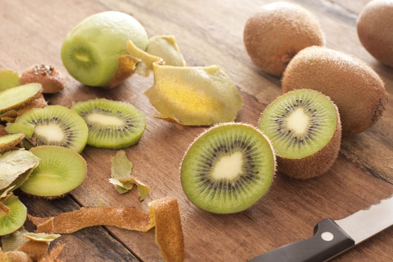 Kiwi: Ob mit oder ohne Messer – die Früchte lassen sich mit der richtigen Technik leicht schälen.
