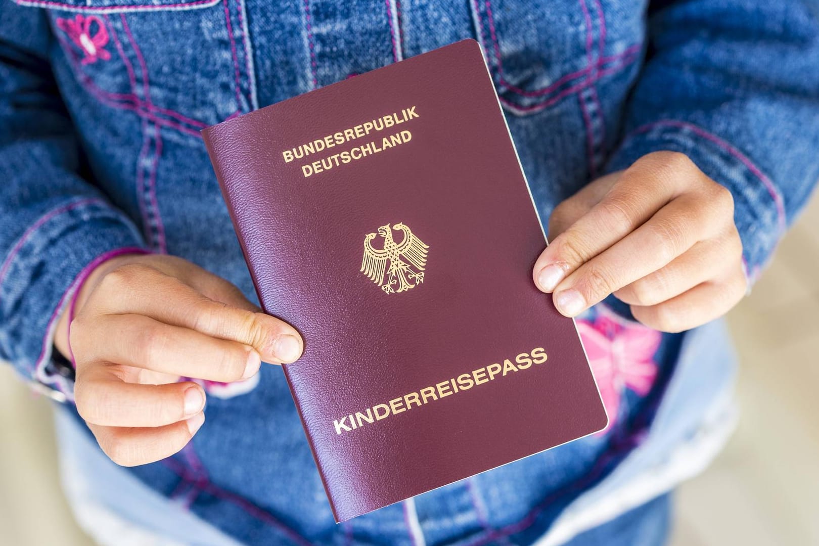 Kinderreisepass: Er kann für Kinder bis zum 12. Lebensjahr ausgestellt werden.