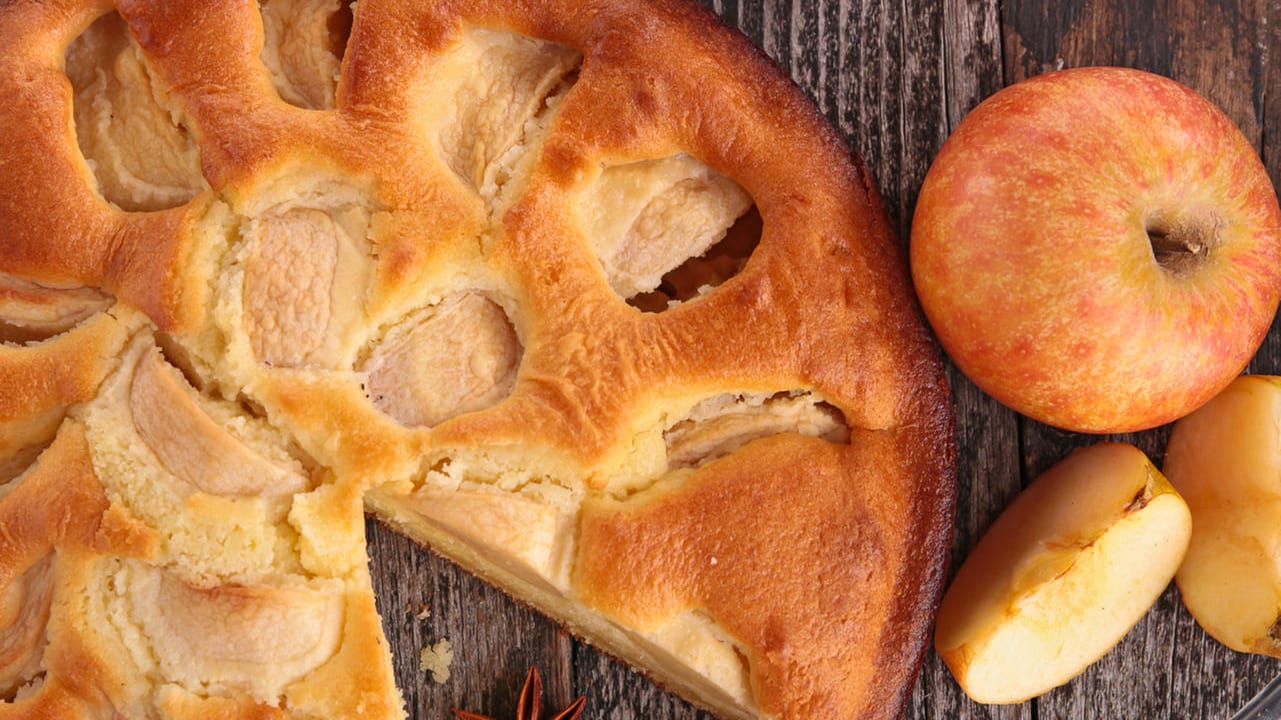 Apfelkuchen mit Rührteig: Nach dem Backen sind die Apfelstückchen im Teig versunken.