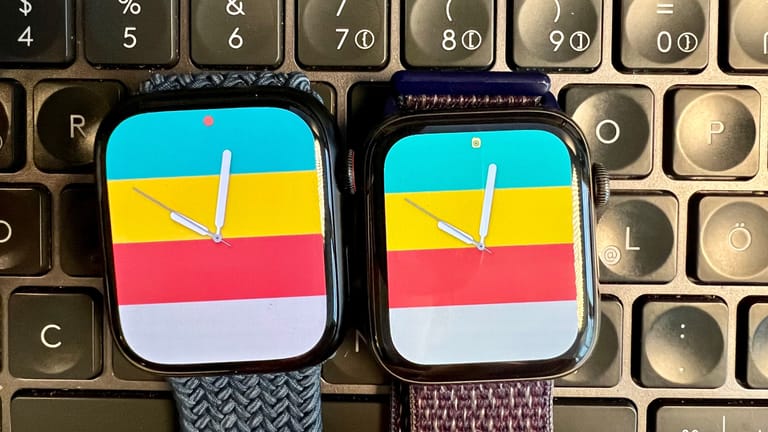 Die Apple Watch Series 7 (links) und der Vorgänger Series 6. Das Display ist erkennbar größer – im Alltag fällt der Unterschied aber kaum ins Gewicht.