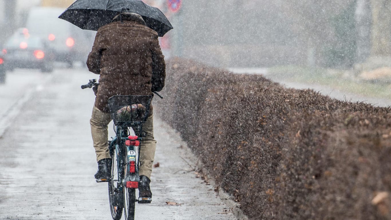 Schnee und Schneeregenschauer machen Auto- und Fahrradfahrern auch in den nächsten Tagen zu schaffen.