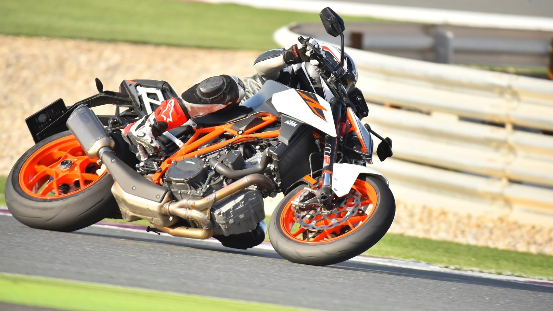 Die neue KTM 1290 Super Duke R strotzt nur so vor Kraft.