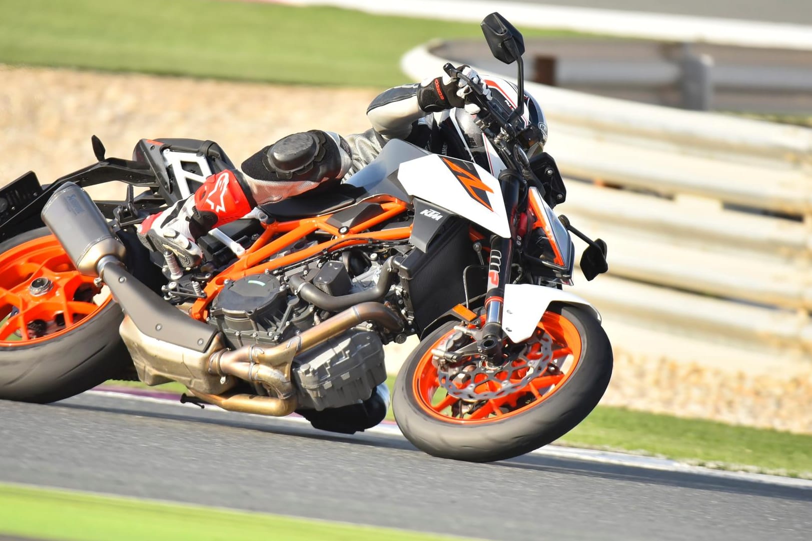 Die neue KTM 1290 Super Duke R strotzt nur so vor Kraft.