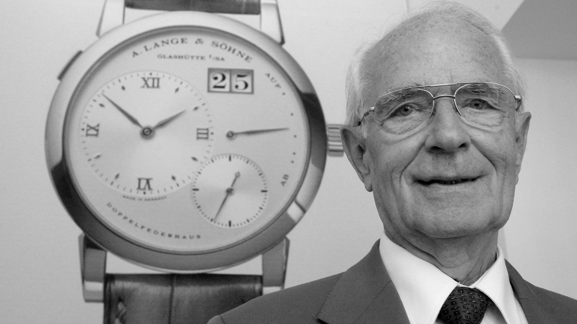 2006: In der Lange Uhren GmbH im sächsischen Glashütte steht der Urenkel des Firmengründers, Walter Lange, vor dem Großfoto einer Luxusuhr.