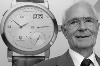 2006: In der Lange Uhren GmbH im sächsischen Glashütte steht der Urenkel des Firmengründers, Walter Lange, vor dem Großfoto einer Luxusuhr.