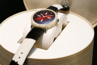 Die H. Moser Swiss Mad Watch besteht zu einem Teil aus Käse. Die Uhr ist nur eine der zahlreichen Neuheiten der SIHH 2017 in Genf.