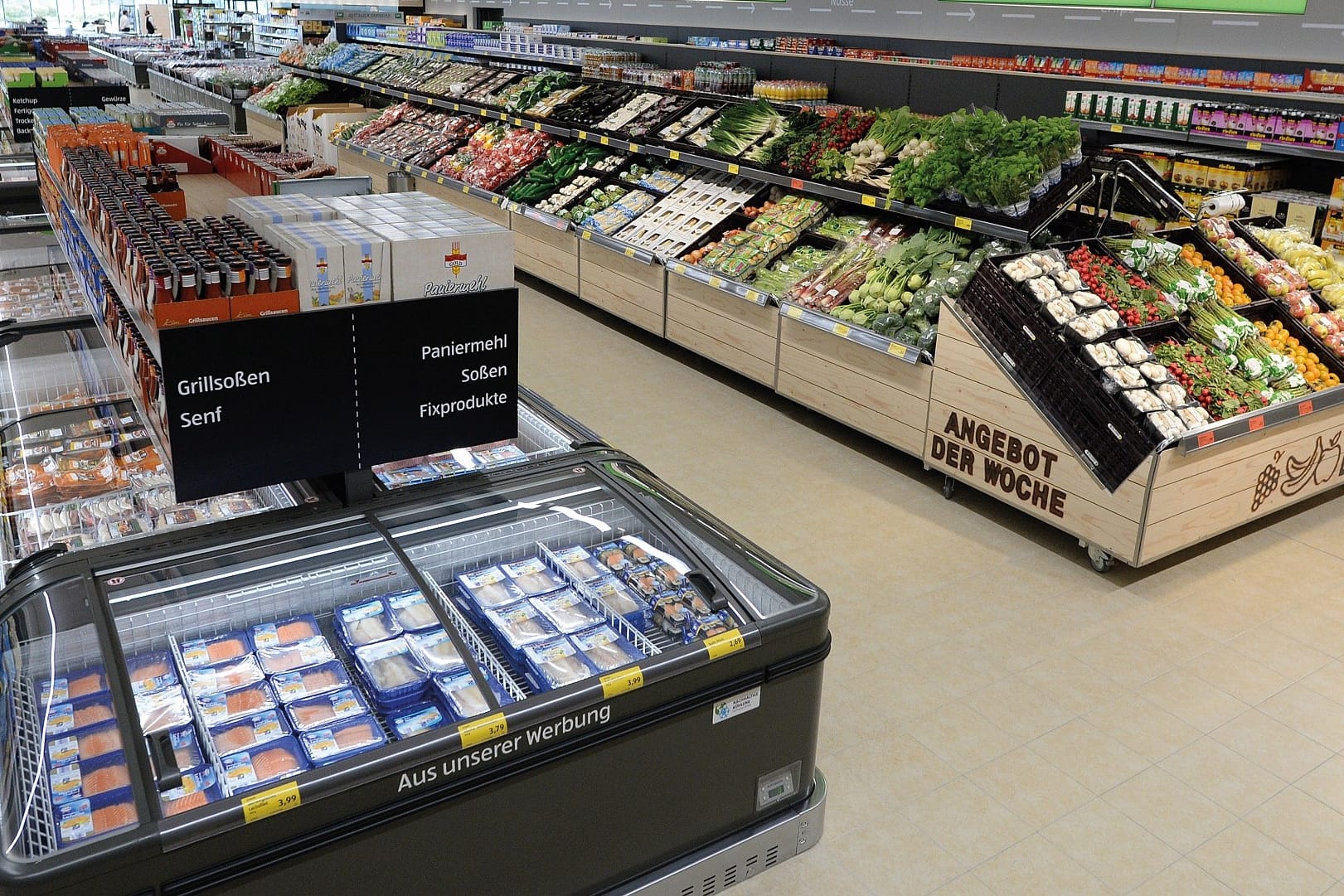 Fast ein bisschen edel wirkt die Filiale der Zukunft von Aldi Süd. Da dürfen ein paar feine Produkte nicht fehlen: Eigenmarken etwa bei Champagner, Lachs, Whisky sollen die Kunden animieren, etwas mehr auszugeben.
