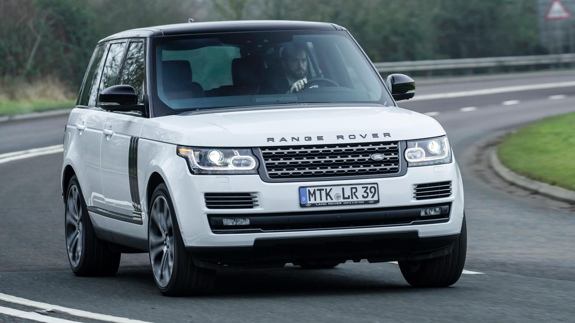 Der Range Rover Autobiography Dynamic ist für Selbstfahrer gemacht, die den Luxus zu schätzen wissen. Der Range Rover Autobiography Dynamic ist für Selbstfahrer gemacht, die den Luxus zu schätzen wissen.