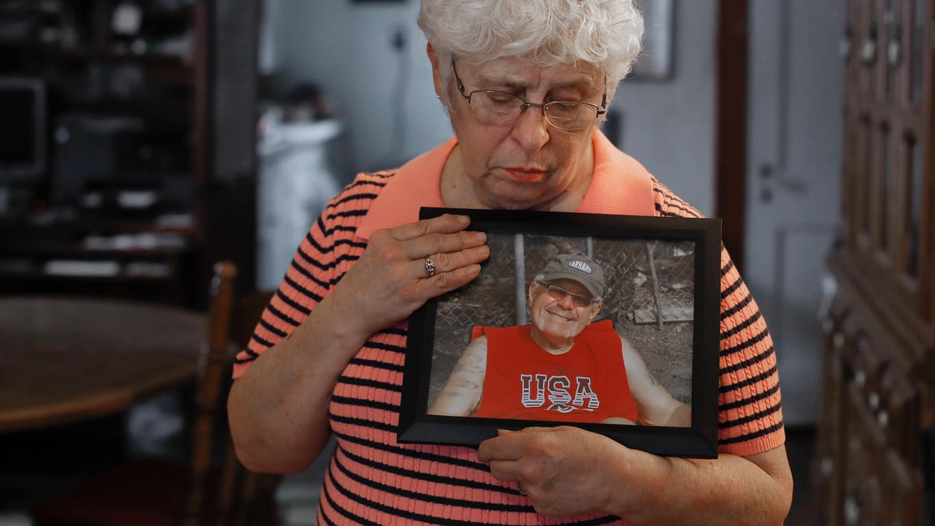 Alzheimer-Falschdiagnosen in den USA: Kay Taynor zeigt ein Foto ihres Mannes Gary. Nach der vermeintlichen Alzheimer-Diagnose nahm er sich das Leben genommen.